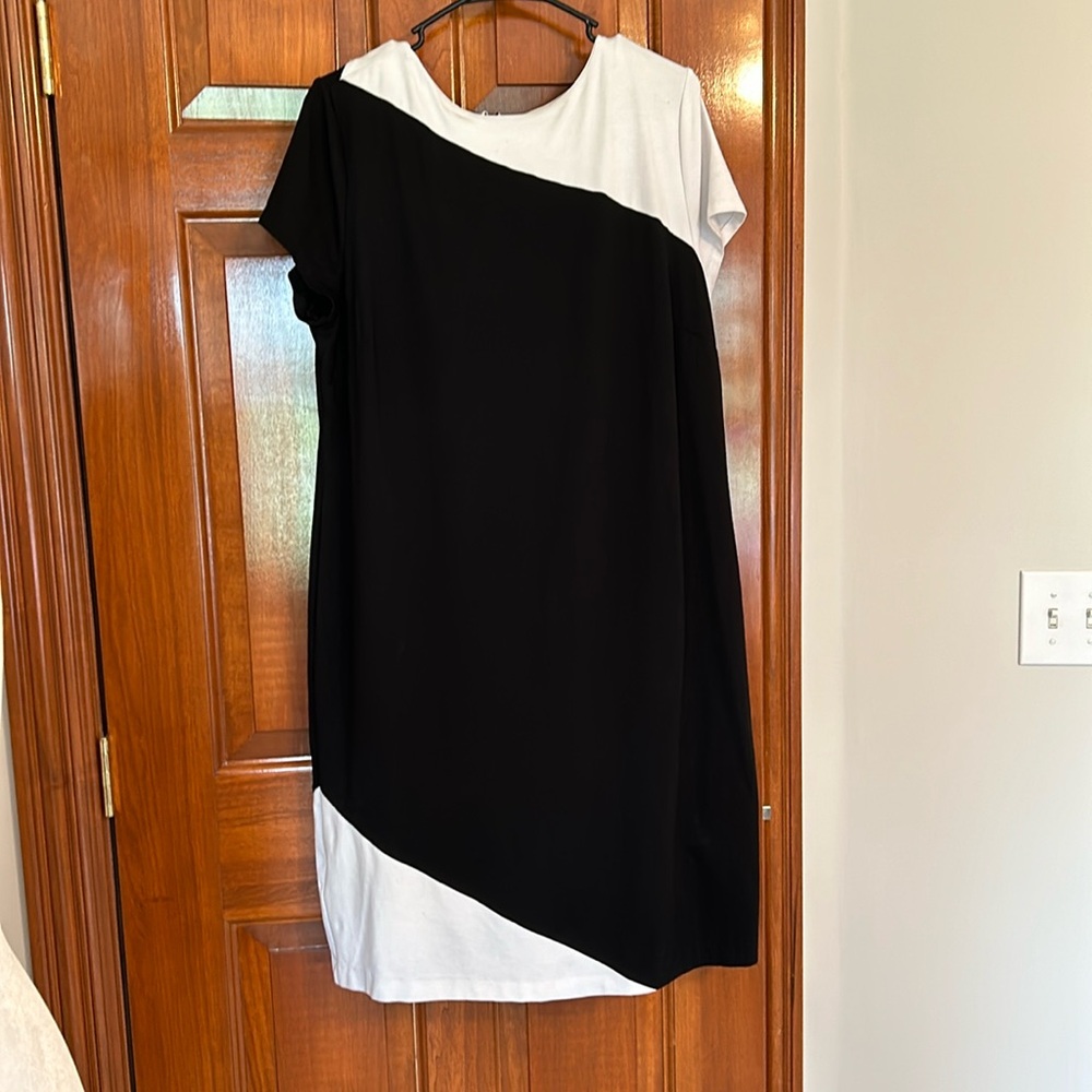 Black-and-white Chicos size 3 cap sleeve straight dress